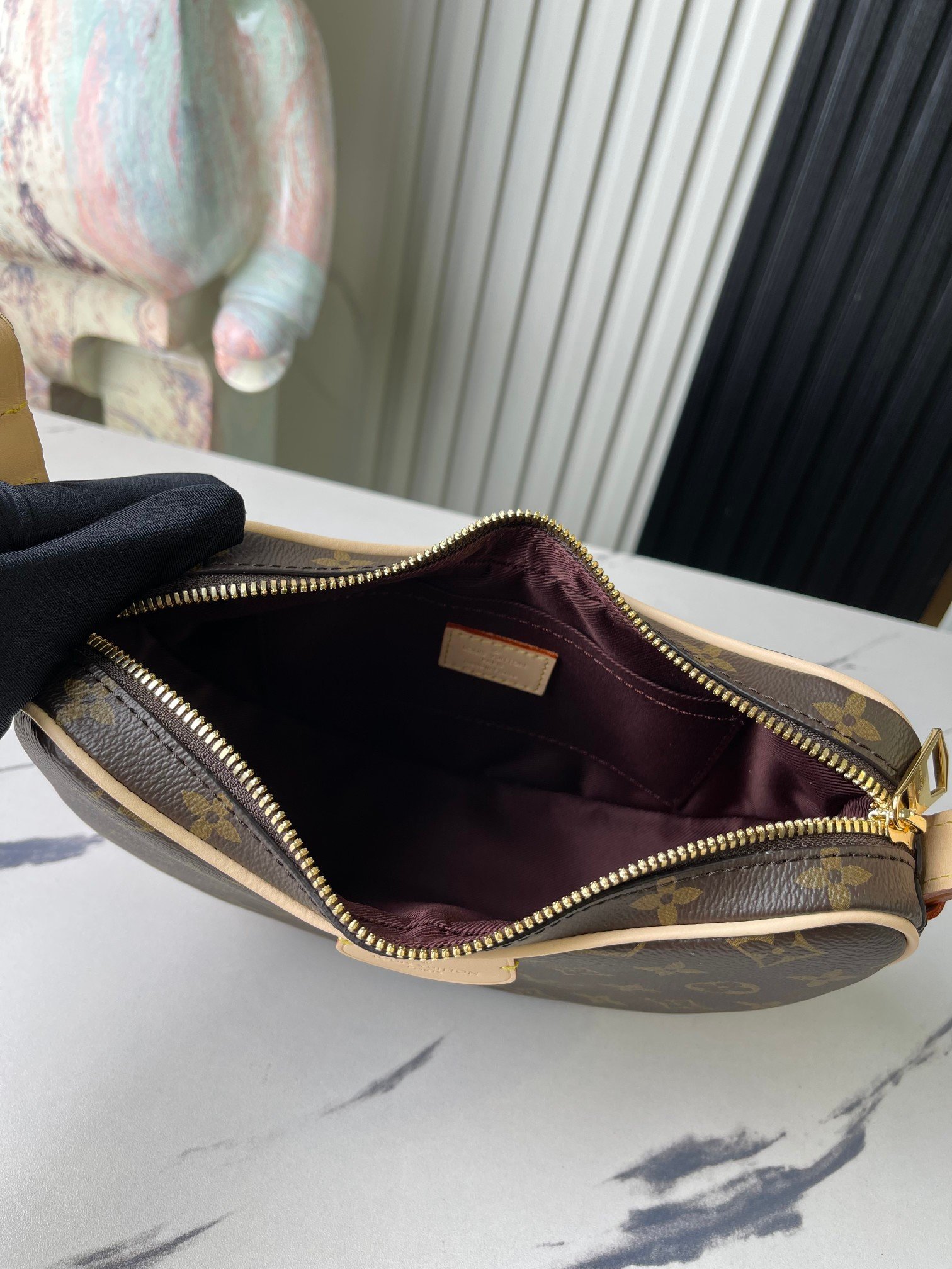 LOUIS VUITTON M46828
