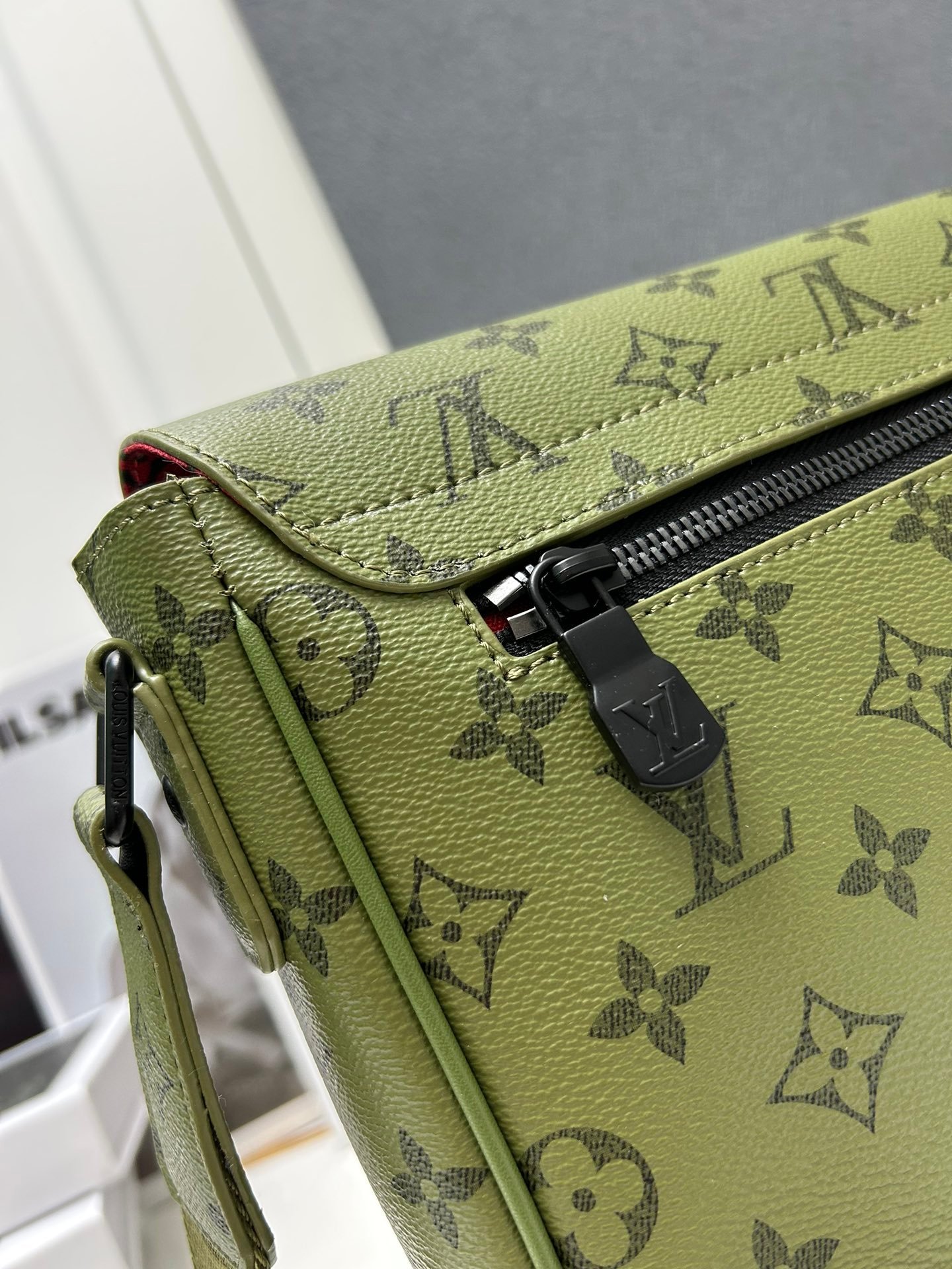 LOUIS VUITTON