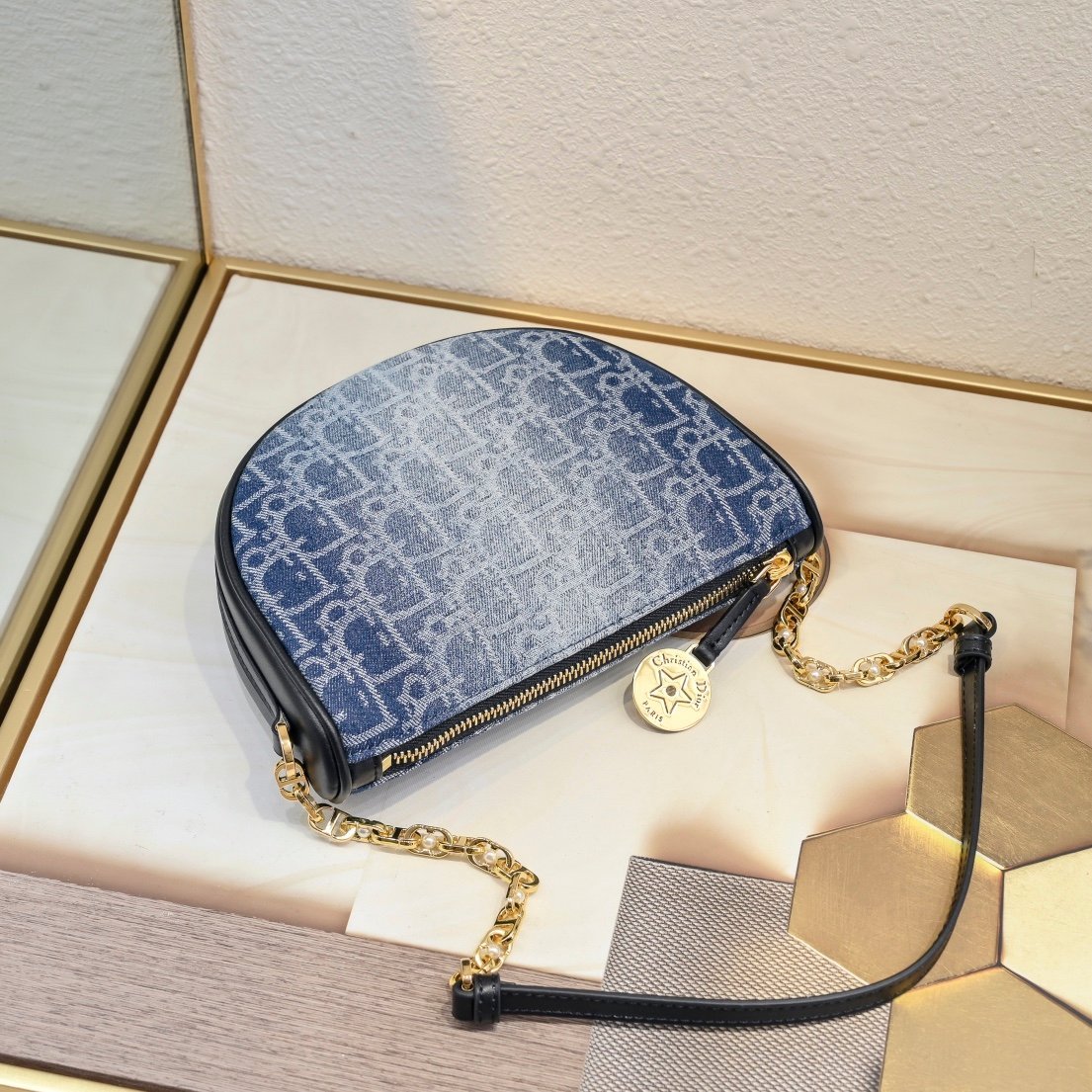 DIOR
