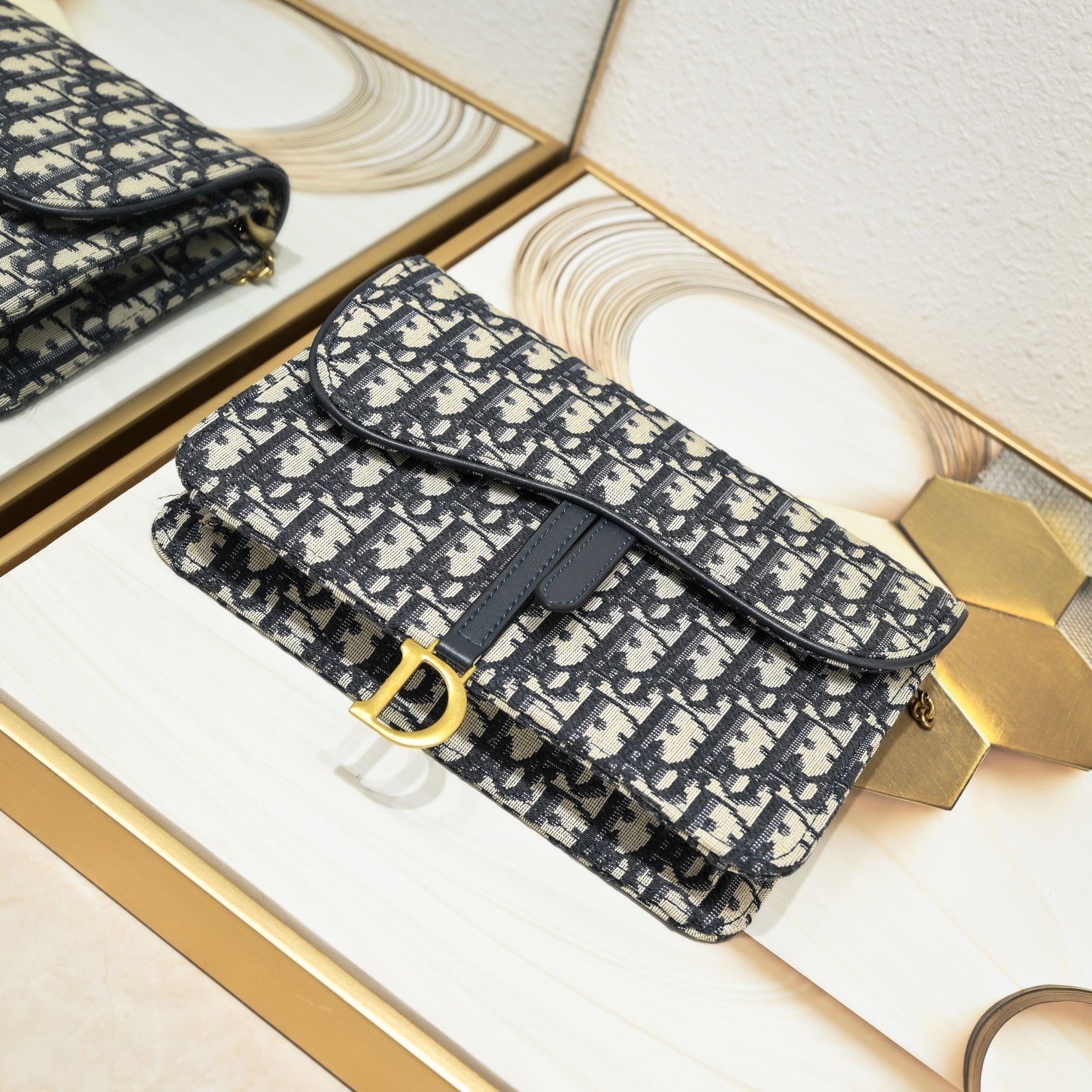 DIOR