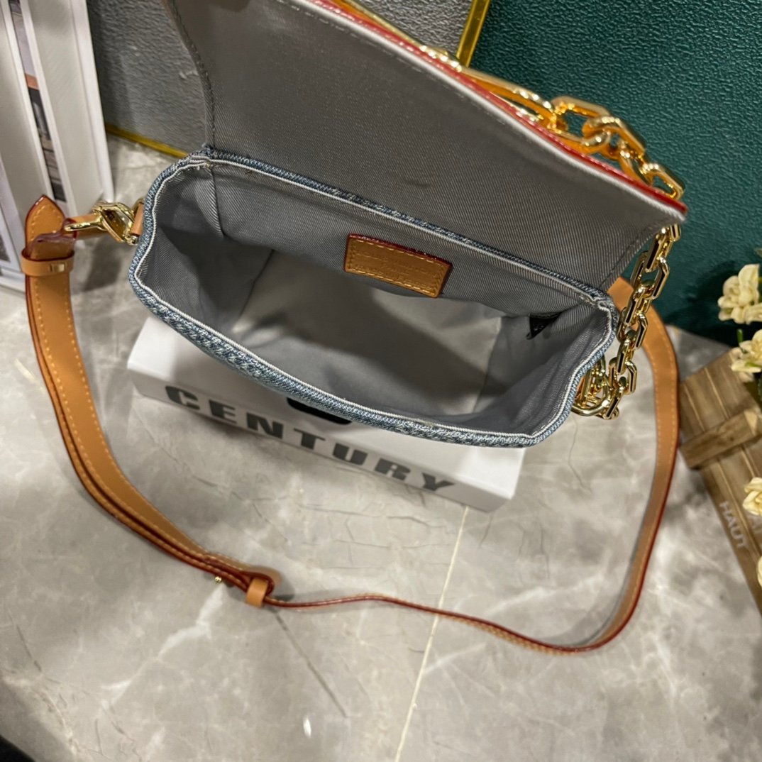 LOUIS VUITTON
