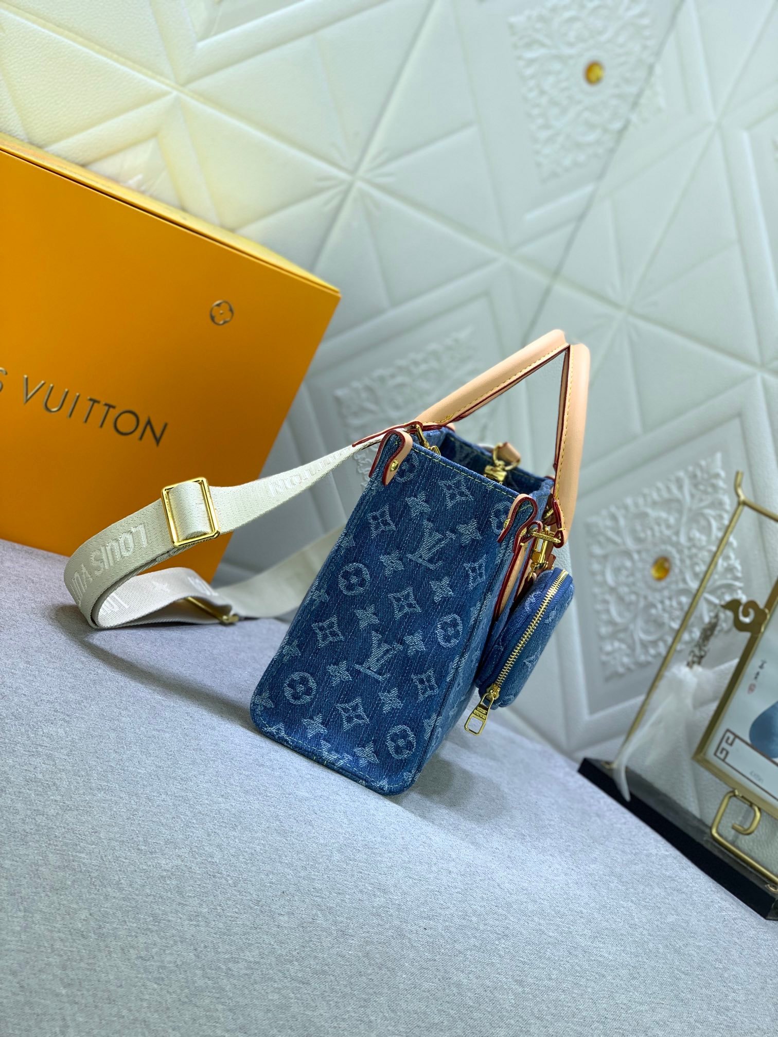 LOUIS VUITTON