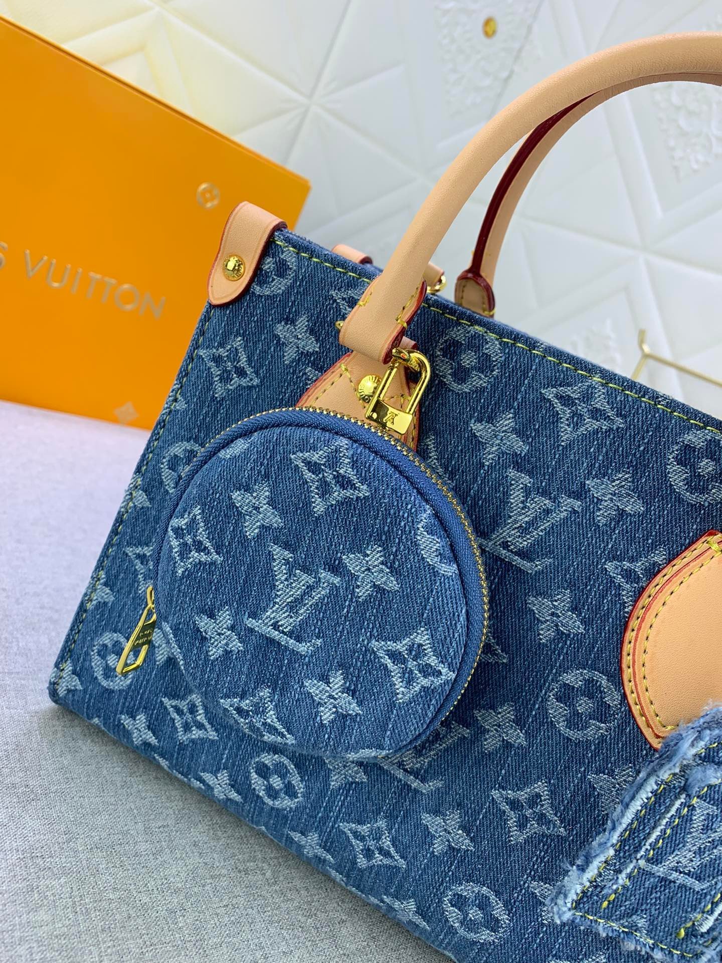 LOUIS VUITTON