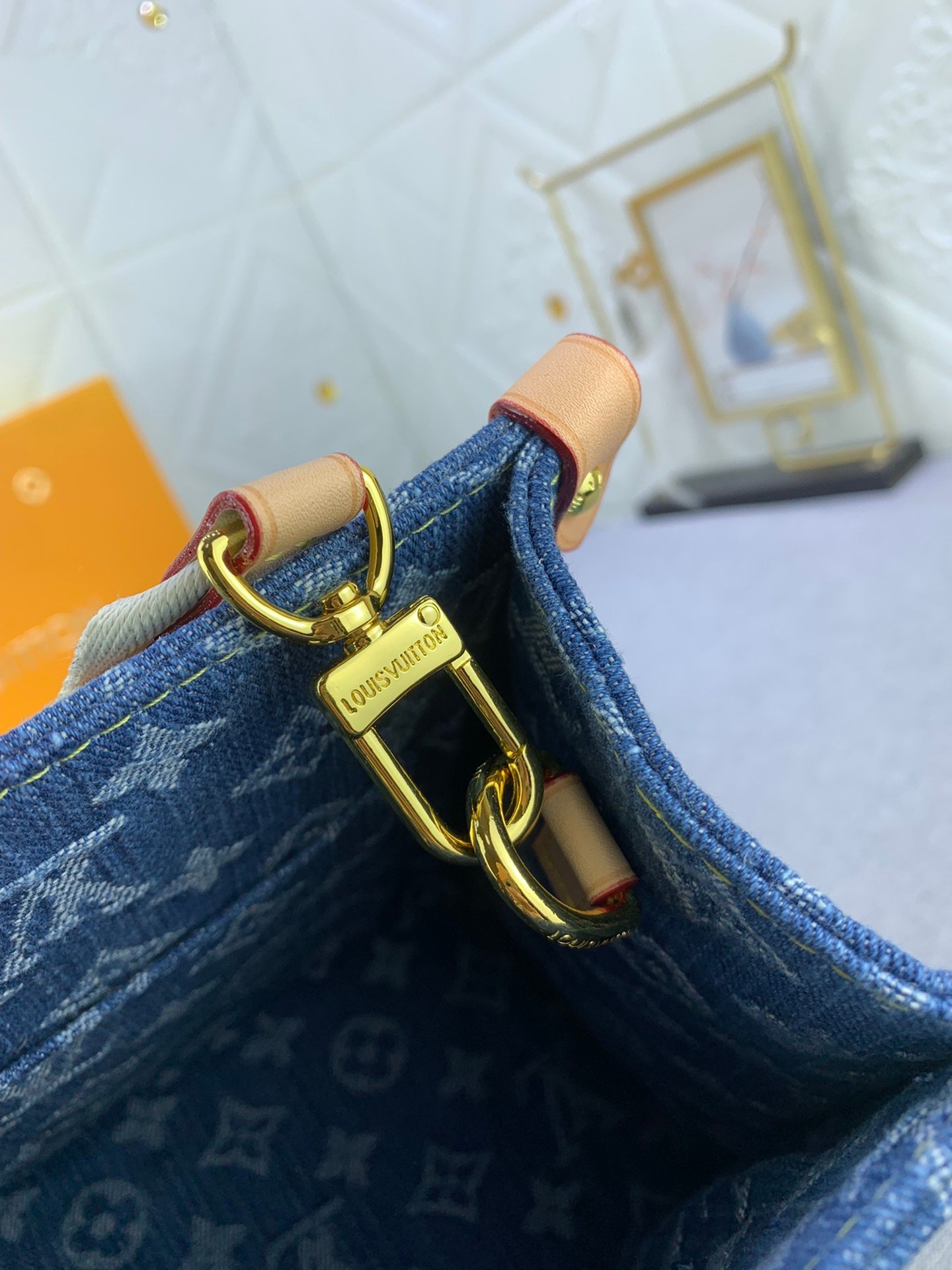 LOUIS VUITTON