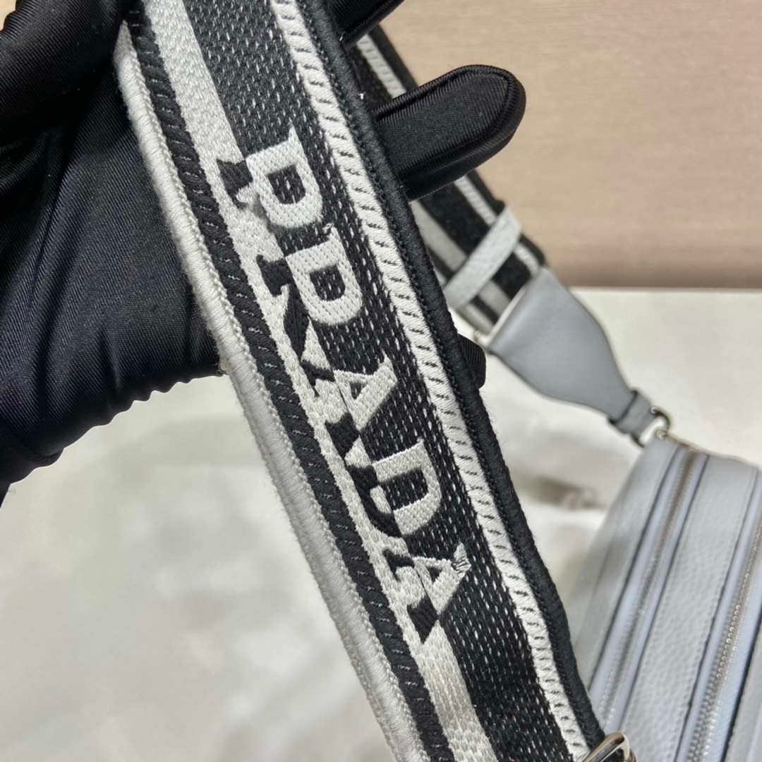 Replica Prada Leather bag with shoulder strap 1BH082 White