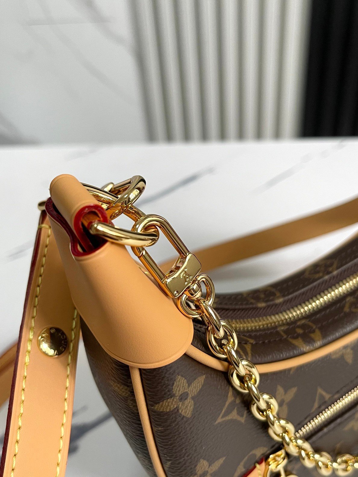 LOUIS VUITTON M81098