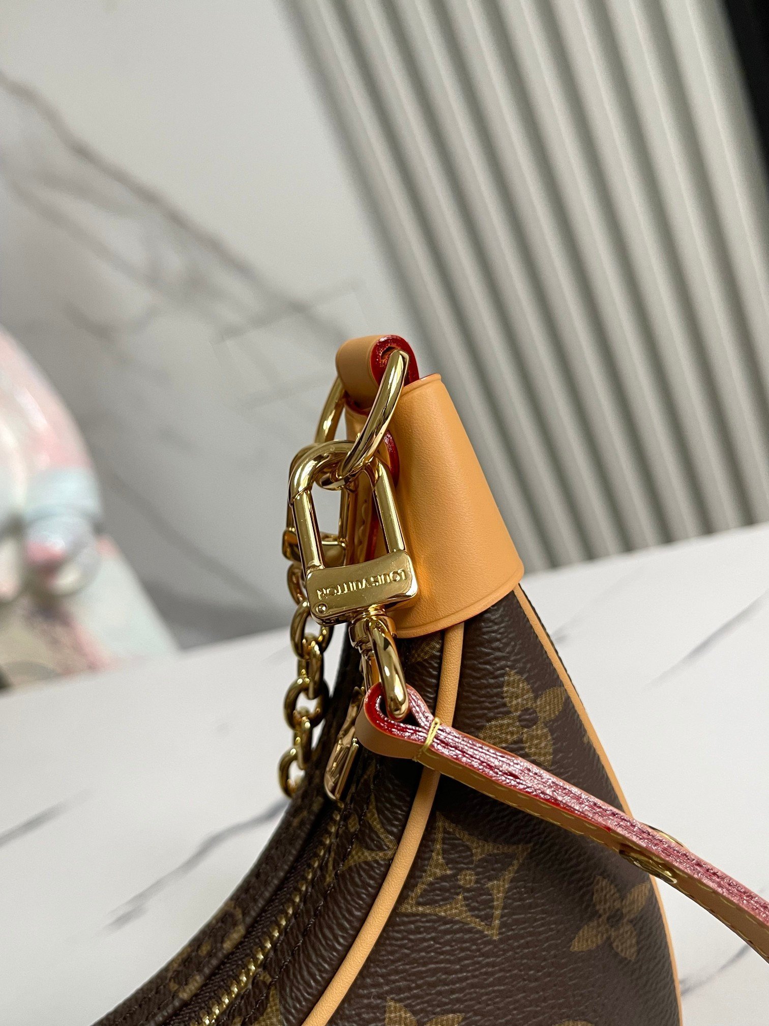 LOUIS VUITTON M81098