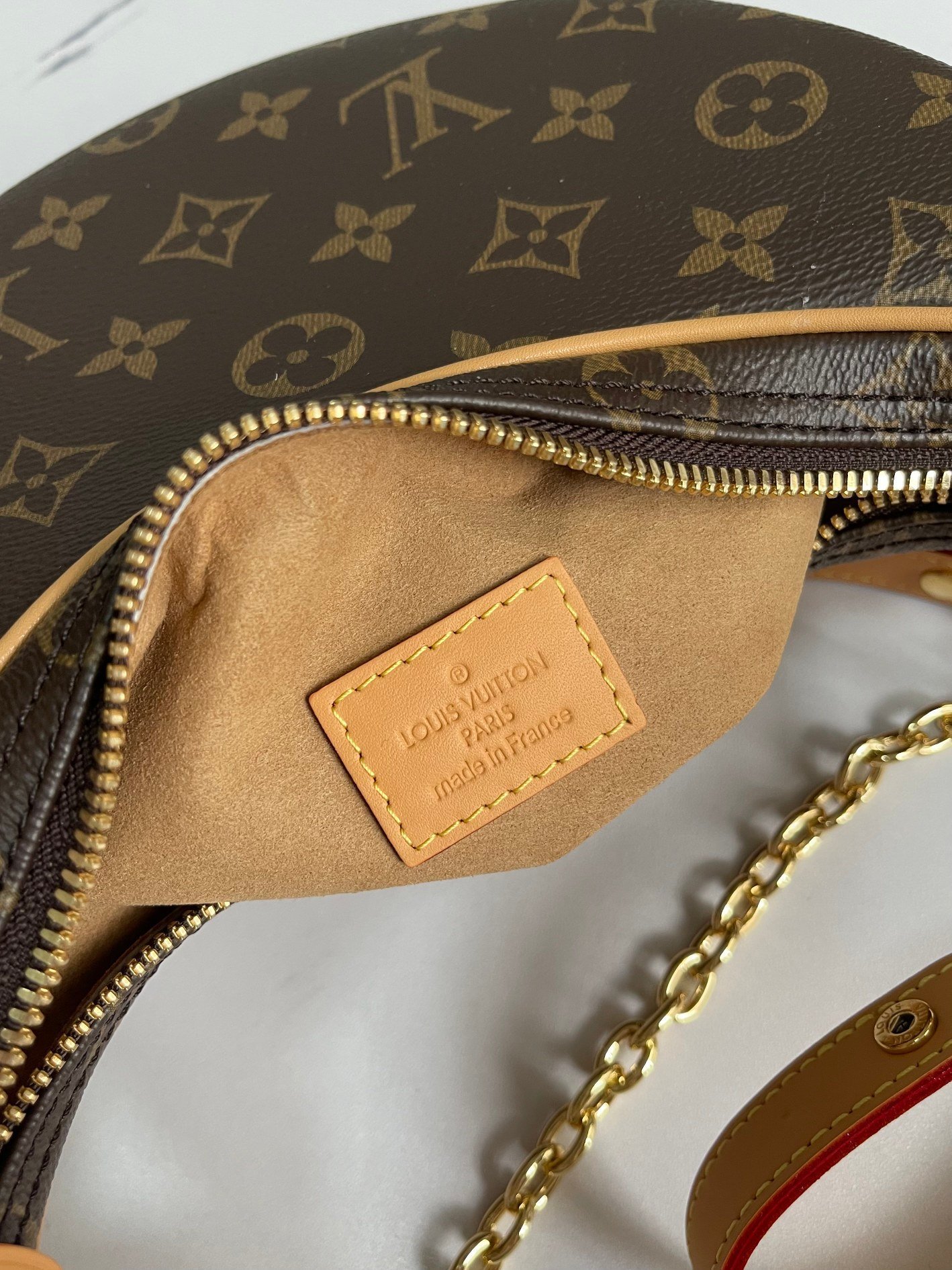 LOUIS VUITTON M81098