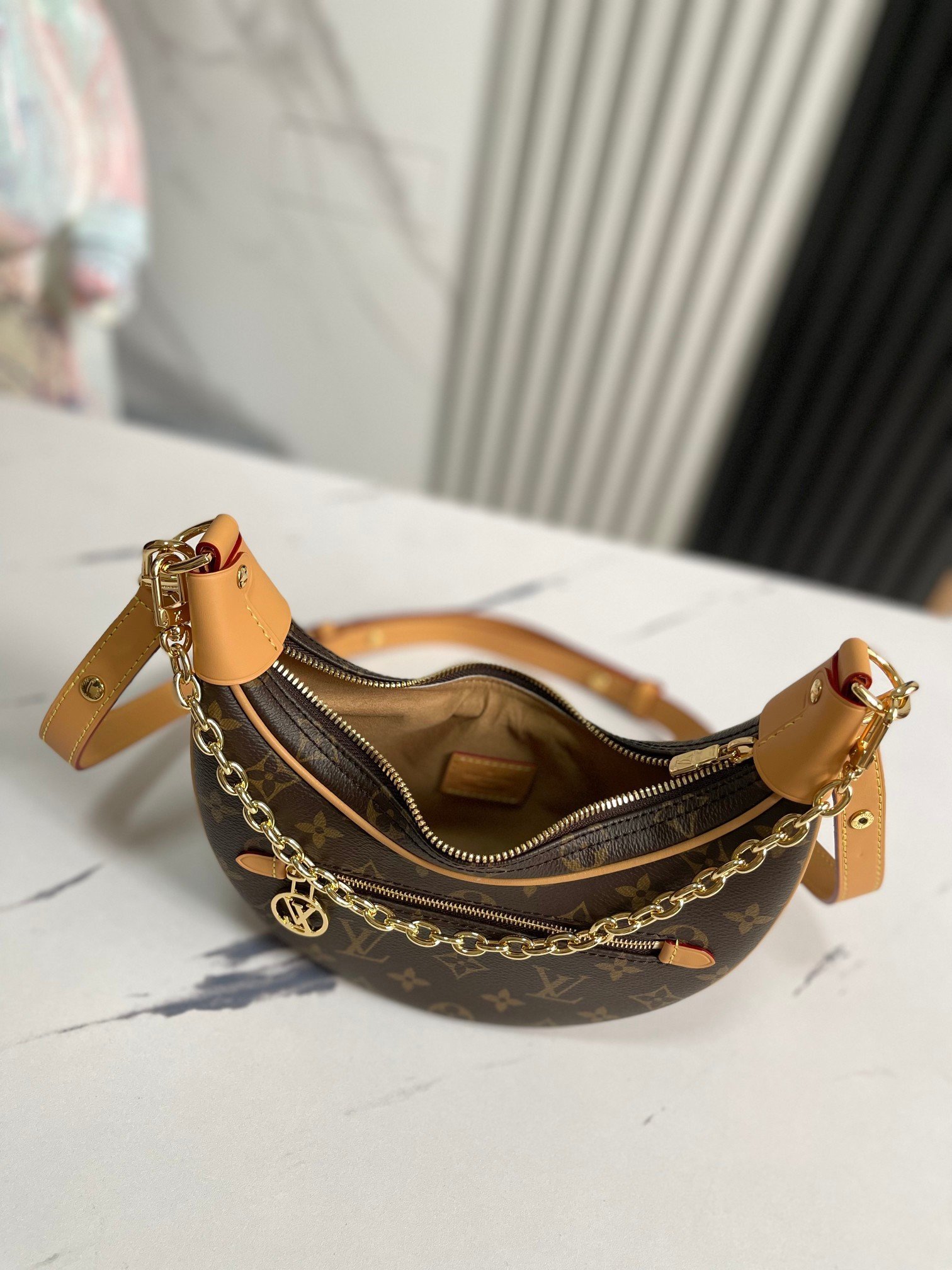 LOUIS VUITTON M81098