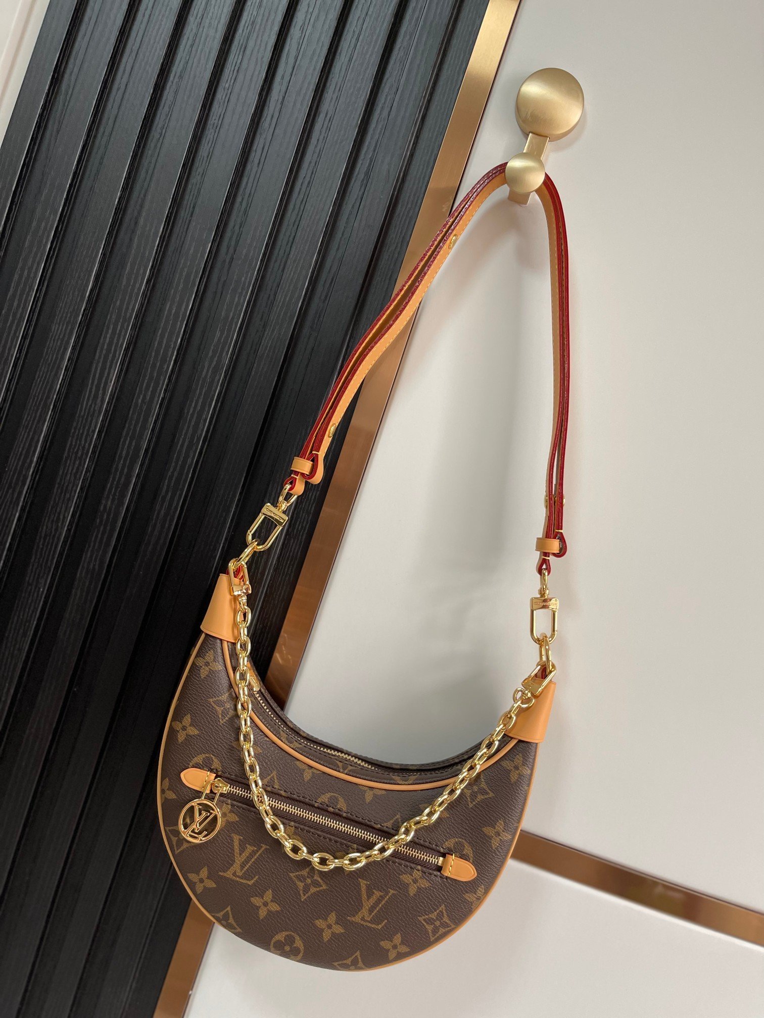 LOUIS VUITTON M81098